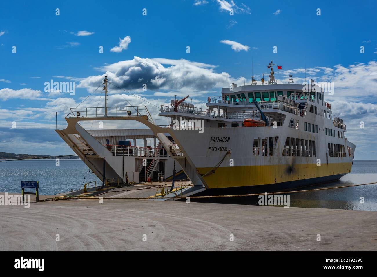 Fähre im Hafen von Punta Arenas, Patagonien, Chile Stockfoto