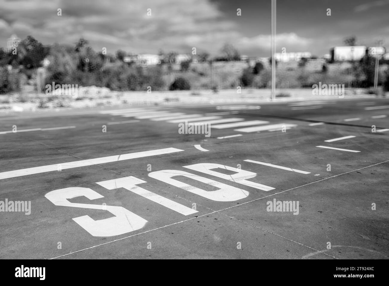 Halten Sie das Verkehrsschild auf einer Straße in Barcelona in Spanien Stockfoto