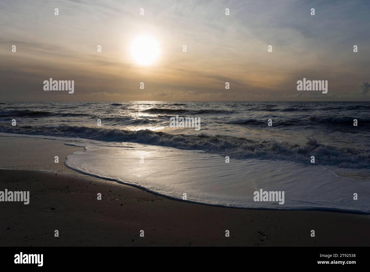 Sonnenuntergang am Meer in der Nähe von Hvide Sande, Nordsee, Holmsland Klit Nehrung, Ringkobing-Skjern, Midtjylland, Jütland, Dänemark Stockfoto