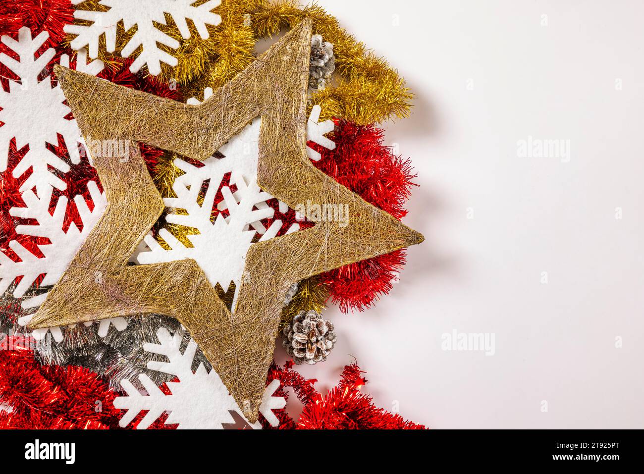 Lametta-Girlanden mit Schneeflocken und Stern, Gold, Rot, Silber, weißer Hintergrund, Kopierraum Stockfoto