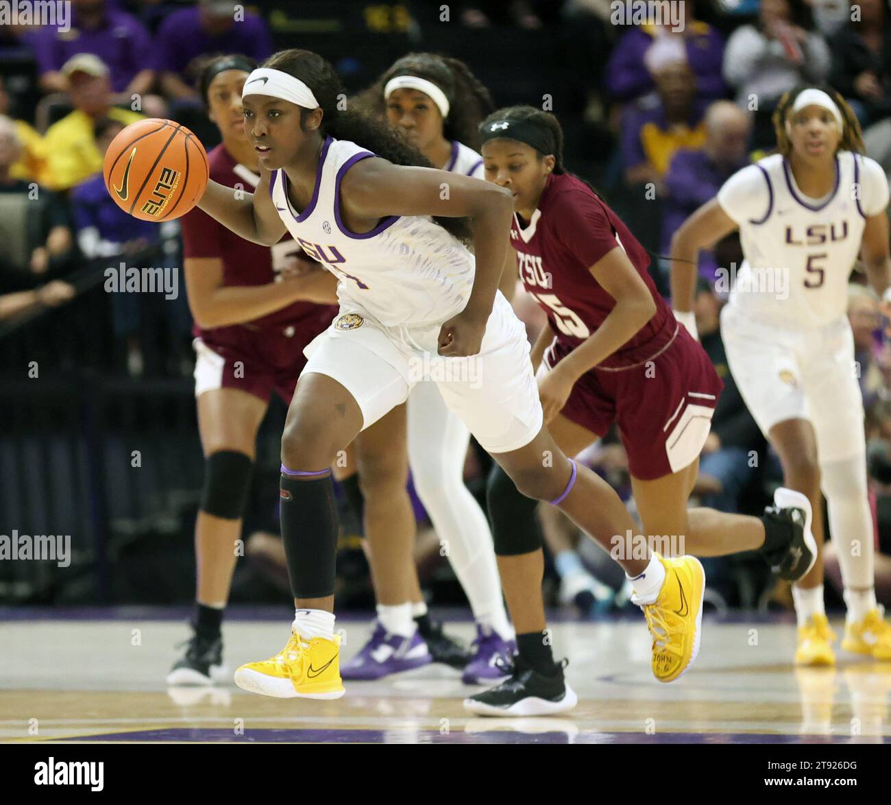 Baton Rouge, USA. November 2023. Die LSU Lady Tigers Garde Flau'jae Johnson (4) führt die schnelle Pause während eines Basketballspiels für Frauen im Pete Maravich Assembly Center in Baton Rouge, Louisiana am Montag, den 20. November 2023. (Foto: Peter G. Forest/SIPA USA) Credit: SIPA USA/Alamy Live News Stockfoto