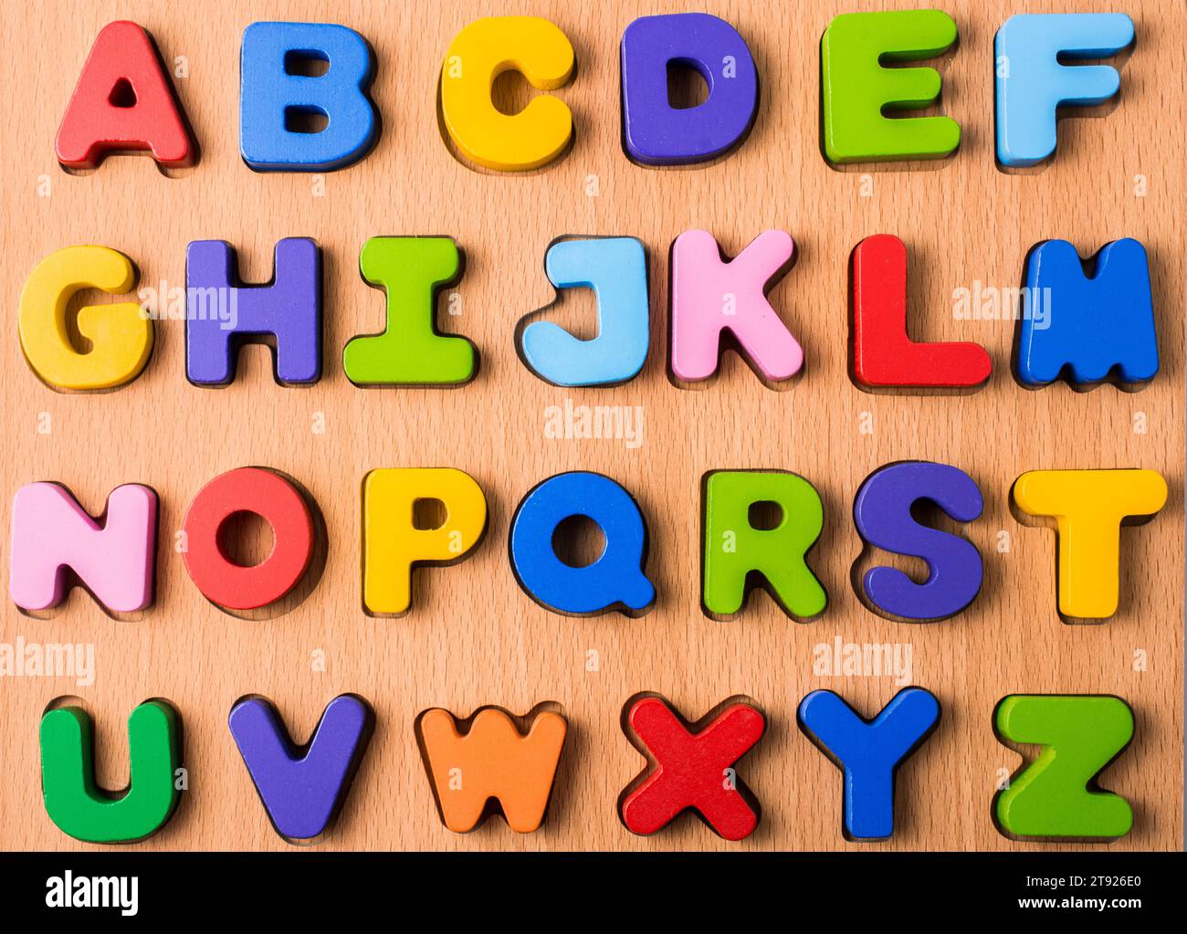 Bunte Buchstaben des Alphabets aus Holz Stockfoto