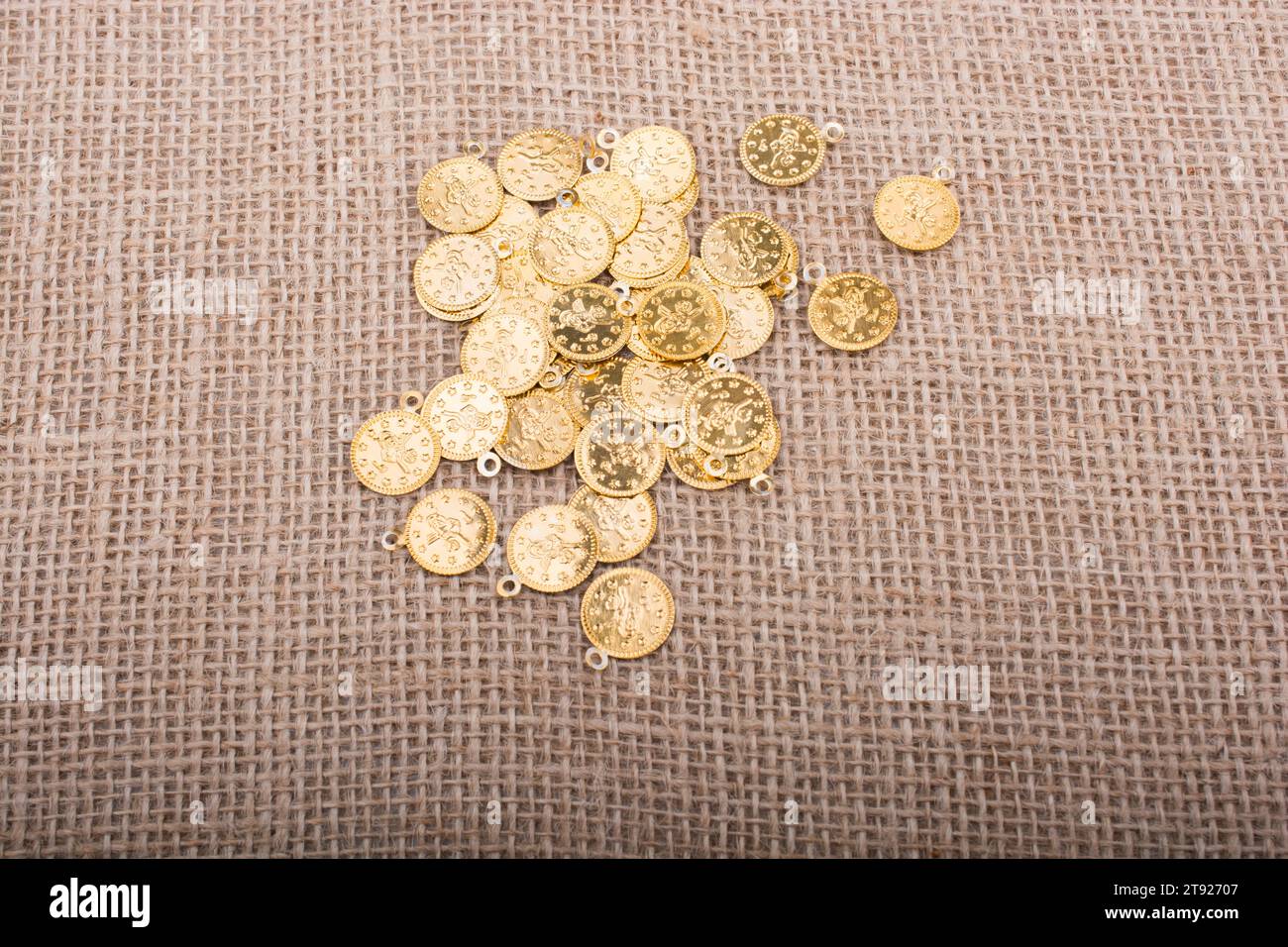 Viele gefälschte Goldmünzen sind auf Leinwand Stockfoto