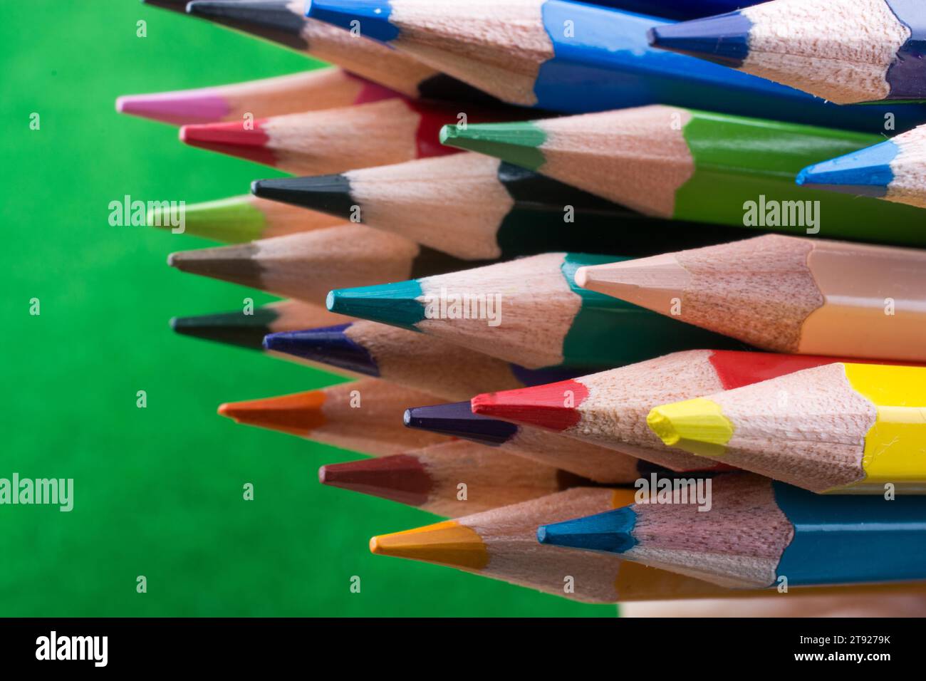 Bunte Bleistifte auf Kunstrasen Stockfoto