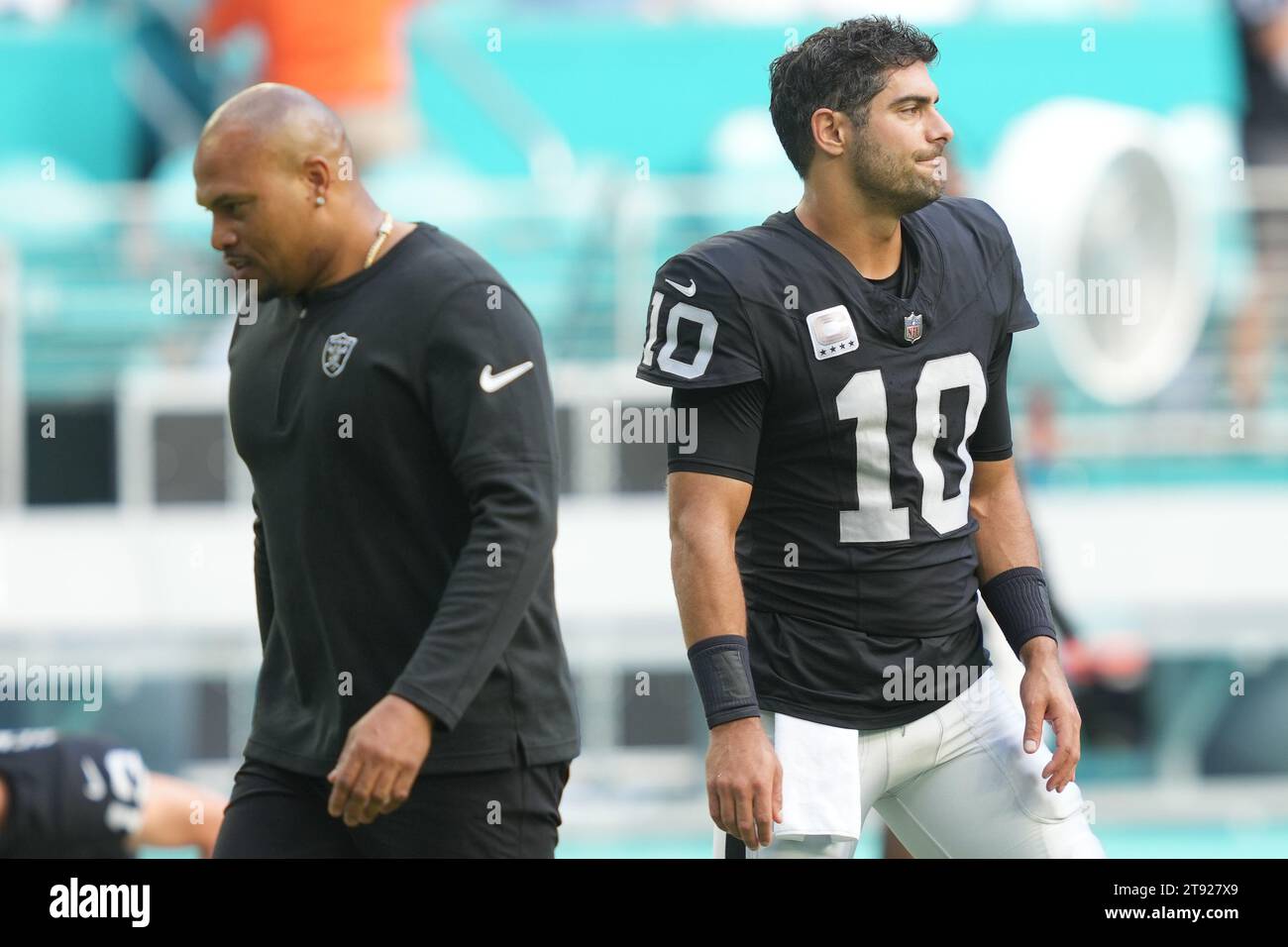 Der Quarterback der Las Vegas Raiders Jimmy Garoppolo (10) und der Interims-Cheftrainer Antonio Pearce kreuzen sich am 19. November 2023 im Hard Rock Stadium in Miami Gardens, Florida, vor einem regulären Saisonspiel der NFL zwischen den Las Vegas Raiders und den Miami Dolphins. Die Dolphins besiegten die Raiders mit 20:13. (Max Siker / Bild von Sport) Stockfoto