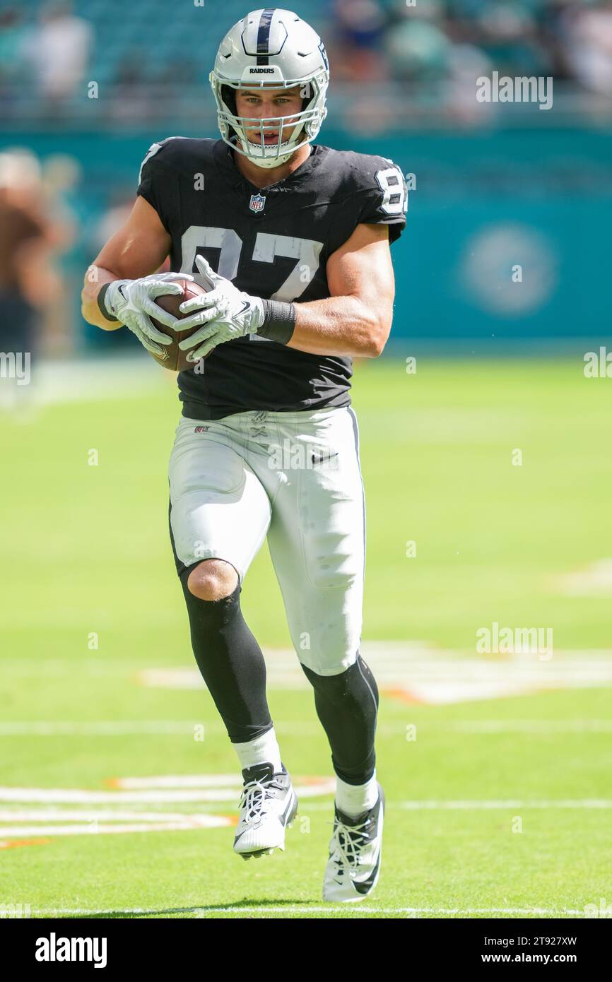 Las Vegas Raiders Tight End Michael Mayer (87) wärmt sich vor einem regulären Spiel der NFL zwischen den Las Vegas Raiders und den Miami Dolphins im Hard Rock Stadium in Miami Gardens, Florida am 19. November 2023 auf. Die Dolphins besiegten die Raiders mit 20:13. (Max Siker / Bild von Sport) Stockfoto