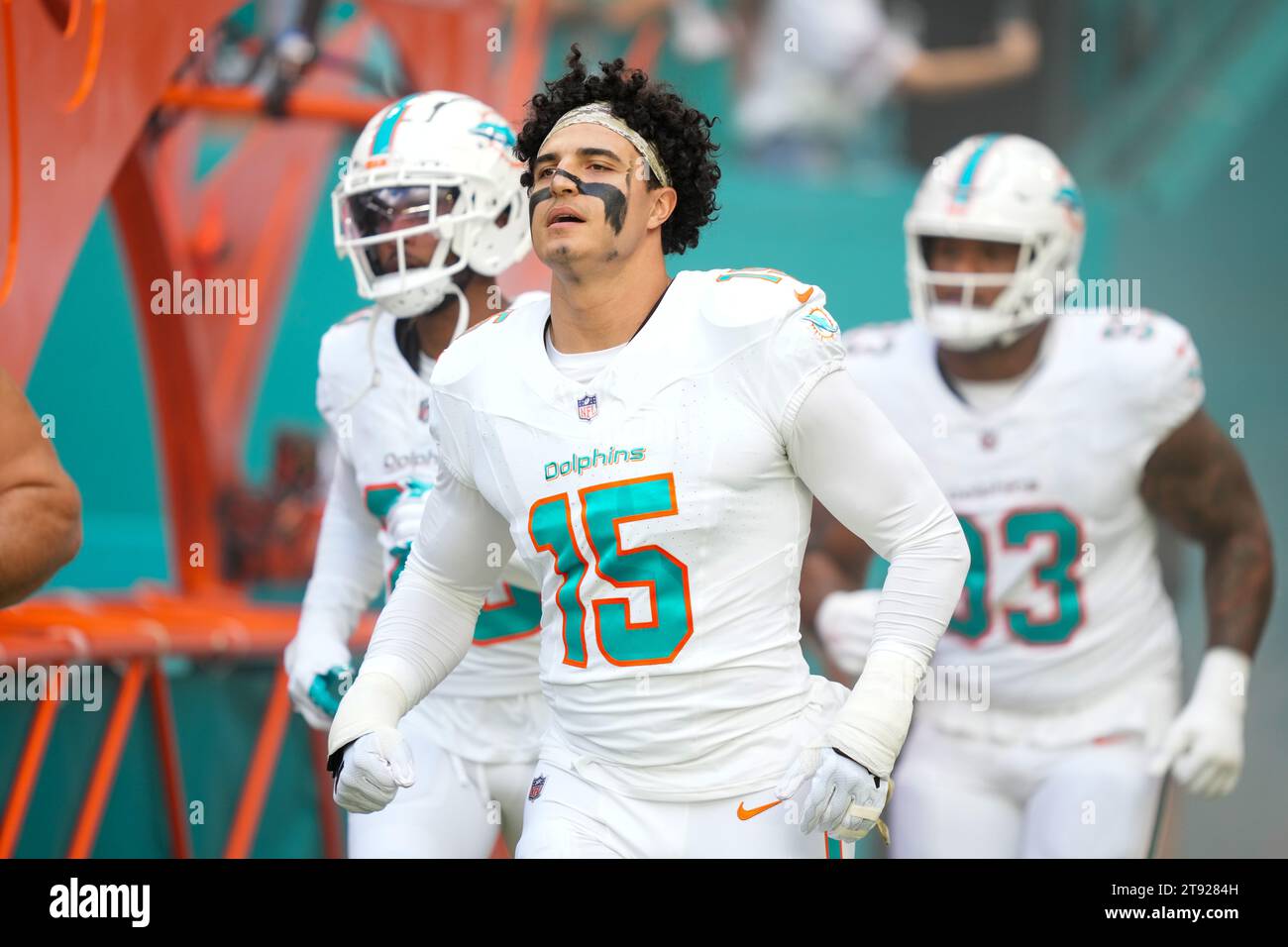 Miami Dolphins Defensive End Jaelan Phillips (15) macht einen Einstieg während der Spielereinführungen vor einem regulären Saisonspiel der NFL zwischen den Las Vegas Raiders und den Miami Dolphins im Hard Rock Stadium in Miami Gardens, Florida am 19. November 2023. Die Dolphins besiegten die Raiders mit 20:13. (Max Siker / Bild von Sport) Stockfoto