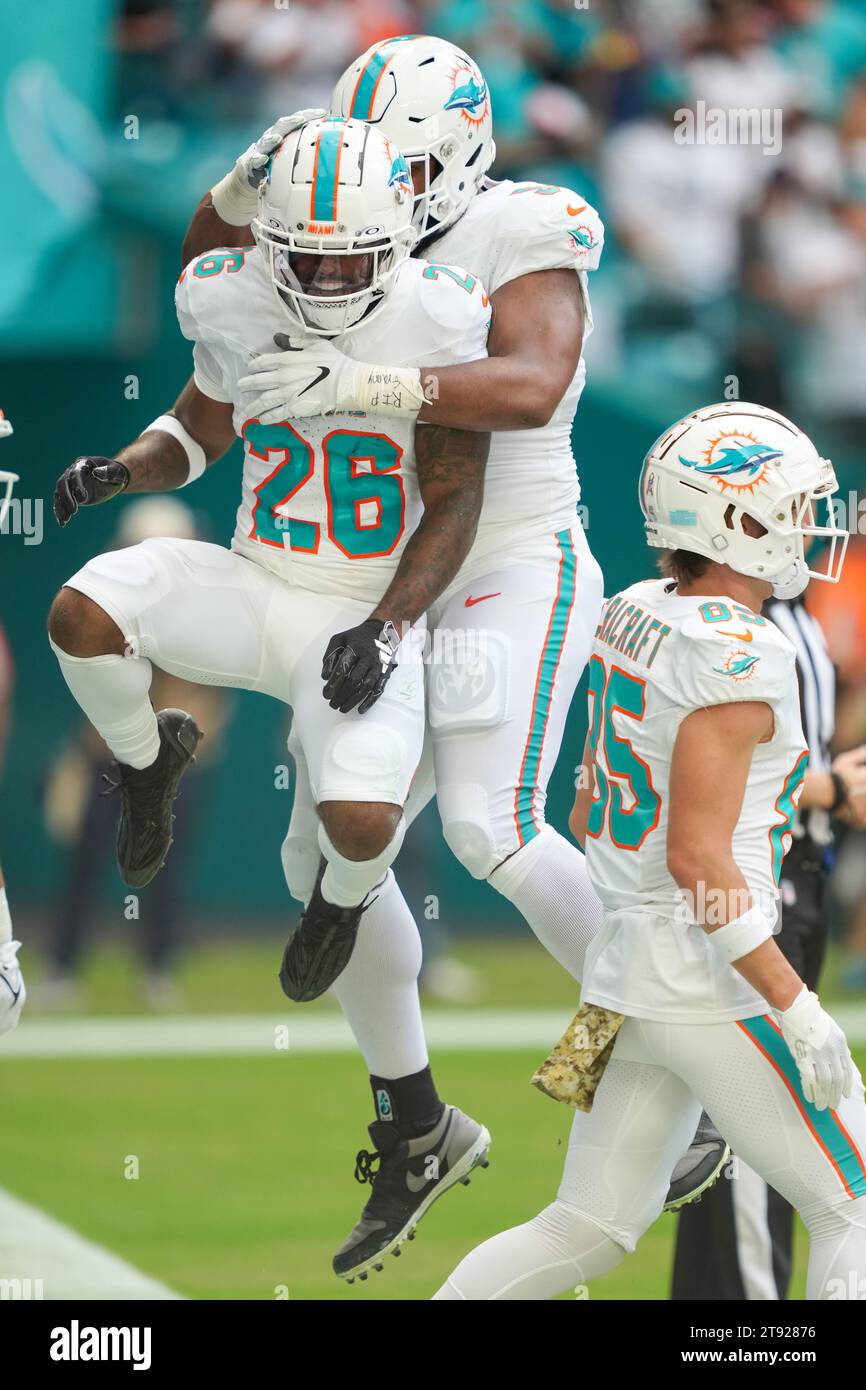 Miami Dolphins Running Back Salvon Ahmed (26) feiert am 19. November 2023 im Hard Rock Stadium in Miami Gardens, Florida einen Touchdown mit seinen Teamkollegen während eines regulären Saisonspiels zwischen den Las Vegas Raiders und den Miami Dolphins. Die Dolphins besiegten die Raiders mit 20:13. (Max Siker / Bild von Sport) Stockfoto