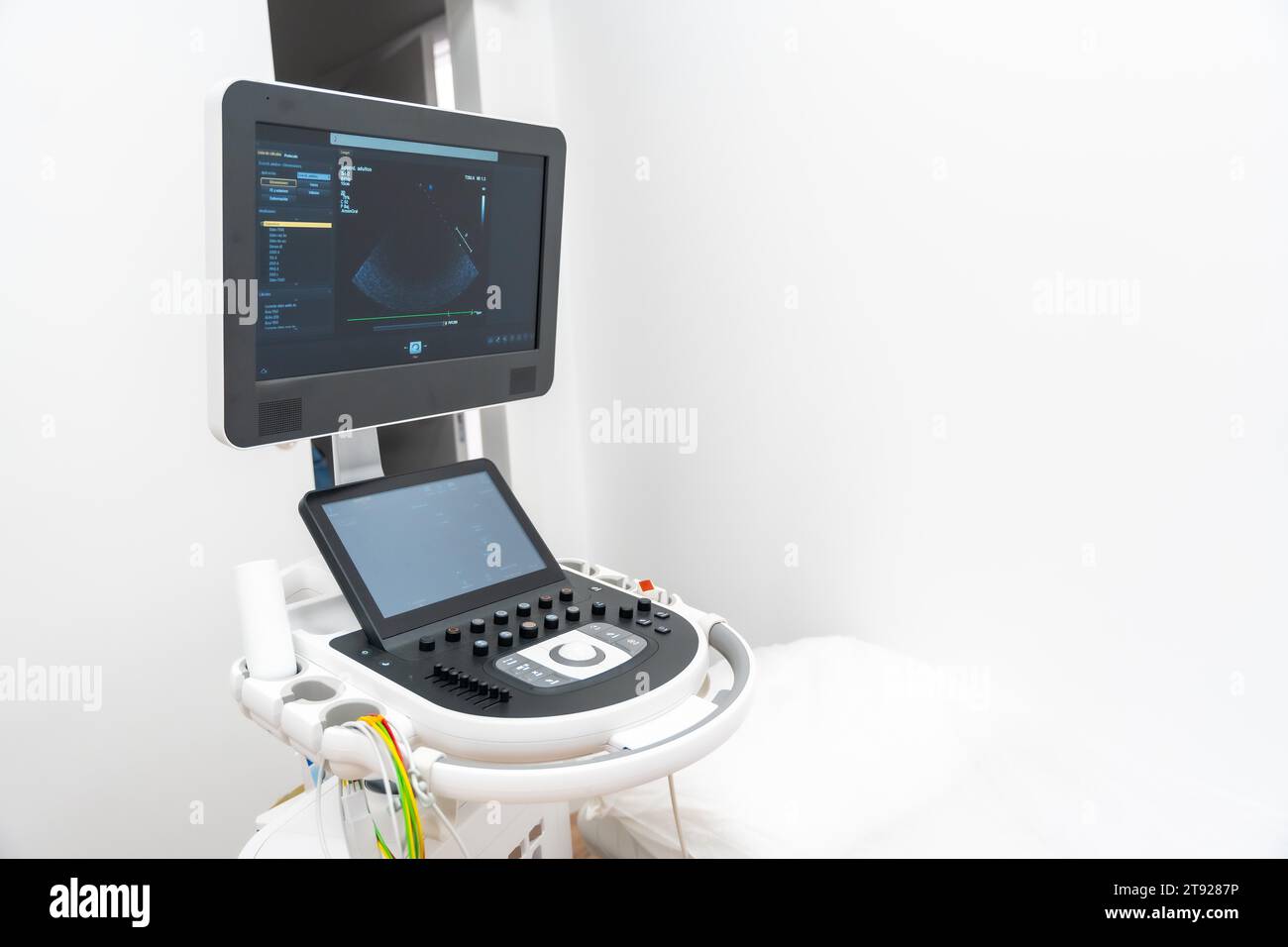 Kardiologie-Klinik mit neuem Ultraschallgerät für Echokardiogrammuntersuchungen bei Klienten Stockfoto
