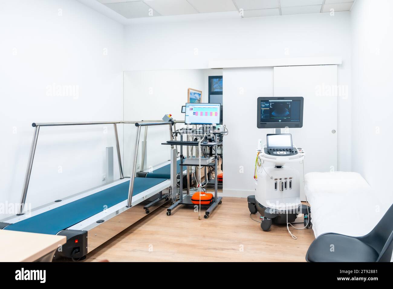 Kardiologie-Klinik mit neuem Ultraschallgerät für Echokardiogrammuntersuchungen bei Klienten Stockfoto