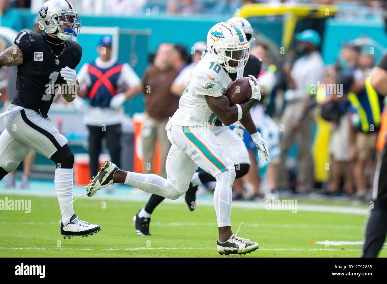 Der Miami Dolphins Wide Receiver Tyreek Hill (10) macht einen Empfang und entzieht sich den Verteidigern während eines regulären Saisonspiels der NFL zwischen den Las Vegas Raiders und den Miami Dolphins im Hard Rock Stadium in Miami Gardens, Florida am 19. November 2023. Die Dolphins besiegten die Raiders mit 20:13. (Max Siker / Bild von Sport) Stockfoto