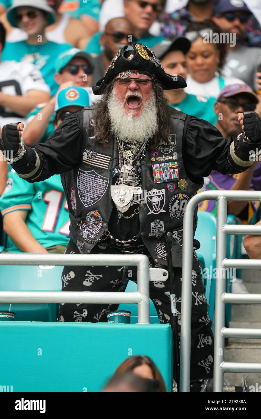 Der Fan der Las Raiders im Piratenkostüm steht in der ersten Reihe während eines Spiels der NFL in der regulären Saison zwischen den Las Vegas Raiders und den Miami Dolphins im Hard Rock Stadium in Miami Gardens, Florida am 19. November 2023. Die Dolphins besiegten die Raiders mit 20:13. (Max Siker / Bild von Sport) Stockfoto