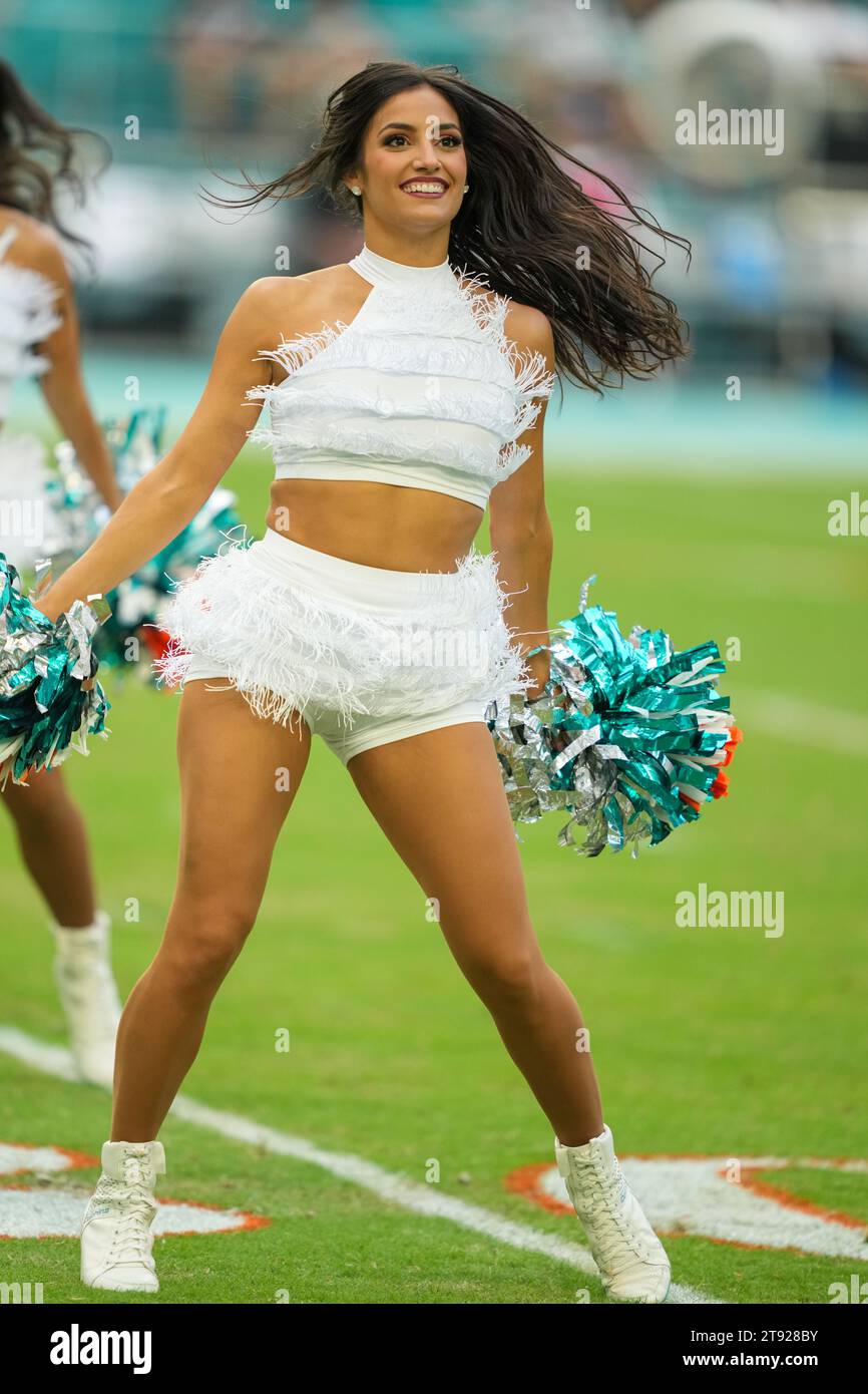 Miami Dolphins Cheerleader tritt bei einer besonderen Halbzeitvorstellung während eines NFL Regular Season Spiels zwischen den Las Vegas Raiders und Miami Dolphins im Hard Rock Stadium in Miami Gardens, Florida am 19. November 2023 auf. Die Dolphins besiegten die Raiders mit 20:13. (Max Siker / Bild von Sport) Stockfoto