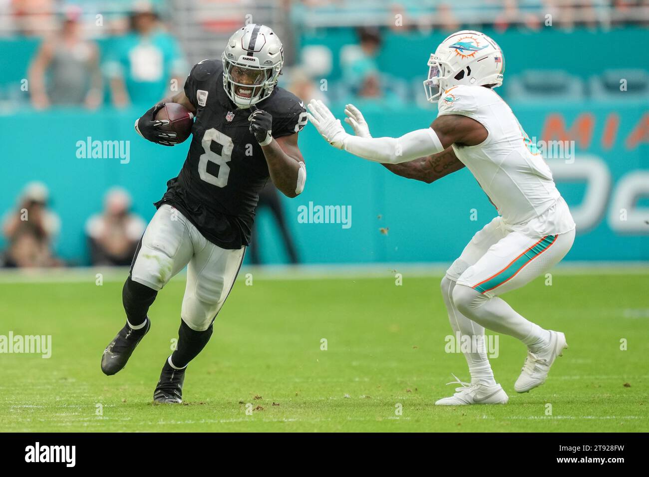 Die Las Vegas Raiders Running Back Josh Jacobs (8) trifft am 19. November 2023 im Hard Rock Stadium in Miami Gardens, Florida auf einen Verteidiger der Miami Dolphins während eines regulären Saisonspiels zwischen den Las Vegas Raiders und den Miami Dolphins. Die Dolphins besiegten die Raiders mit 20:13. (Max Siker / Bild von Sport) Stockfoto