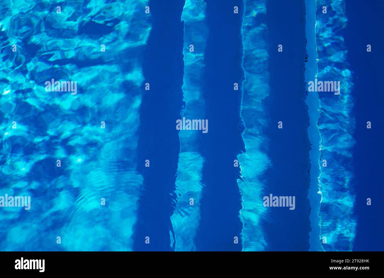 Wasseroberfläche mit Lichtreflexen und Pooltreppe in einem Schwimmbad, Österreich Stockfoto