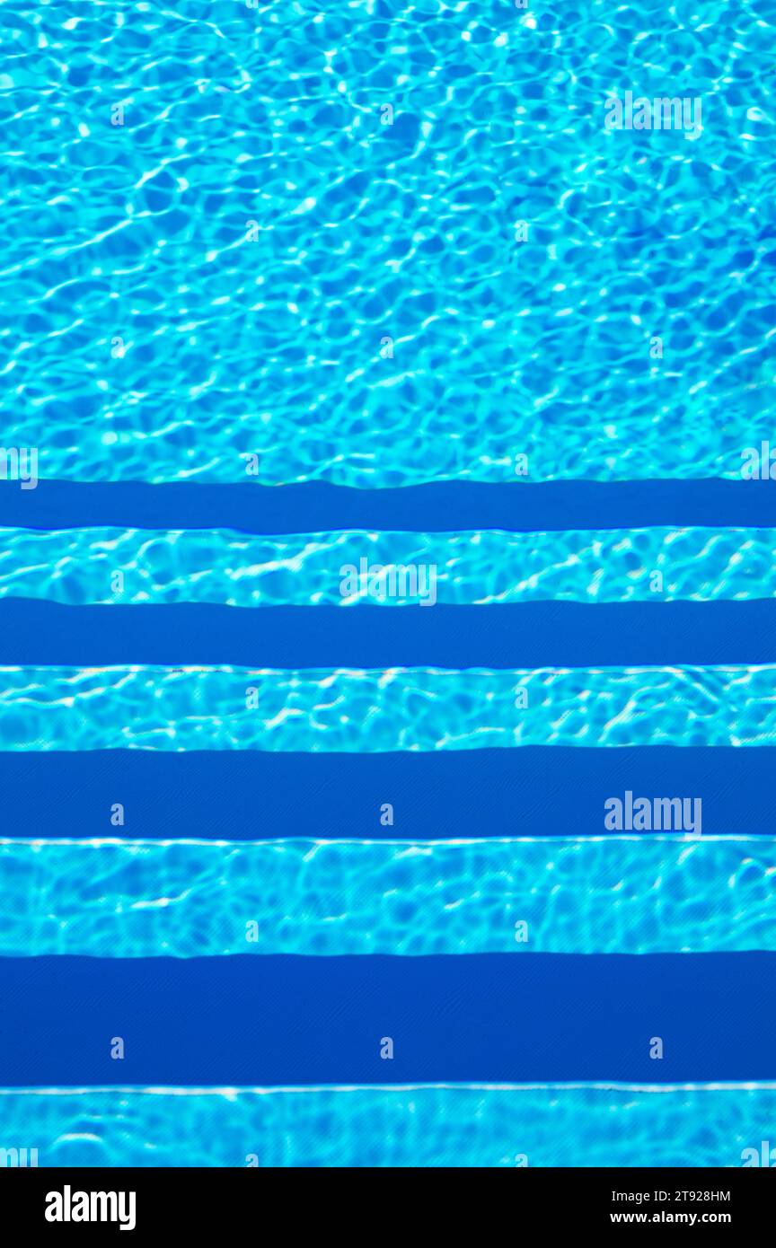 Wasseroberfläche mit Lichtreflexen und Pooltreppe in einem Schwimmbad, Österreich Stockfoto