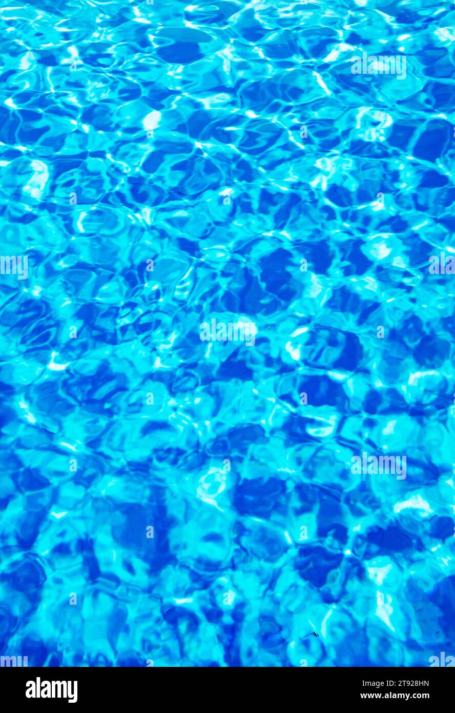 Wasseroberfläche mit Lichtreflexionen in einem Schwimmbad, Österreich Stockfoto