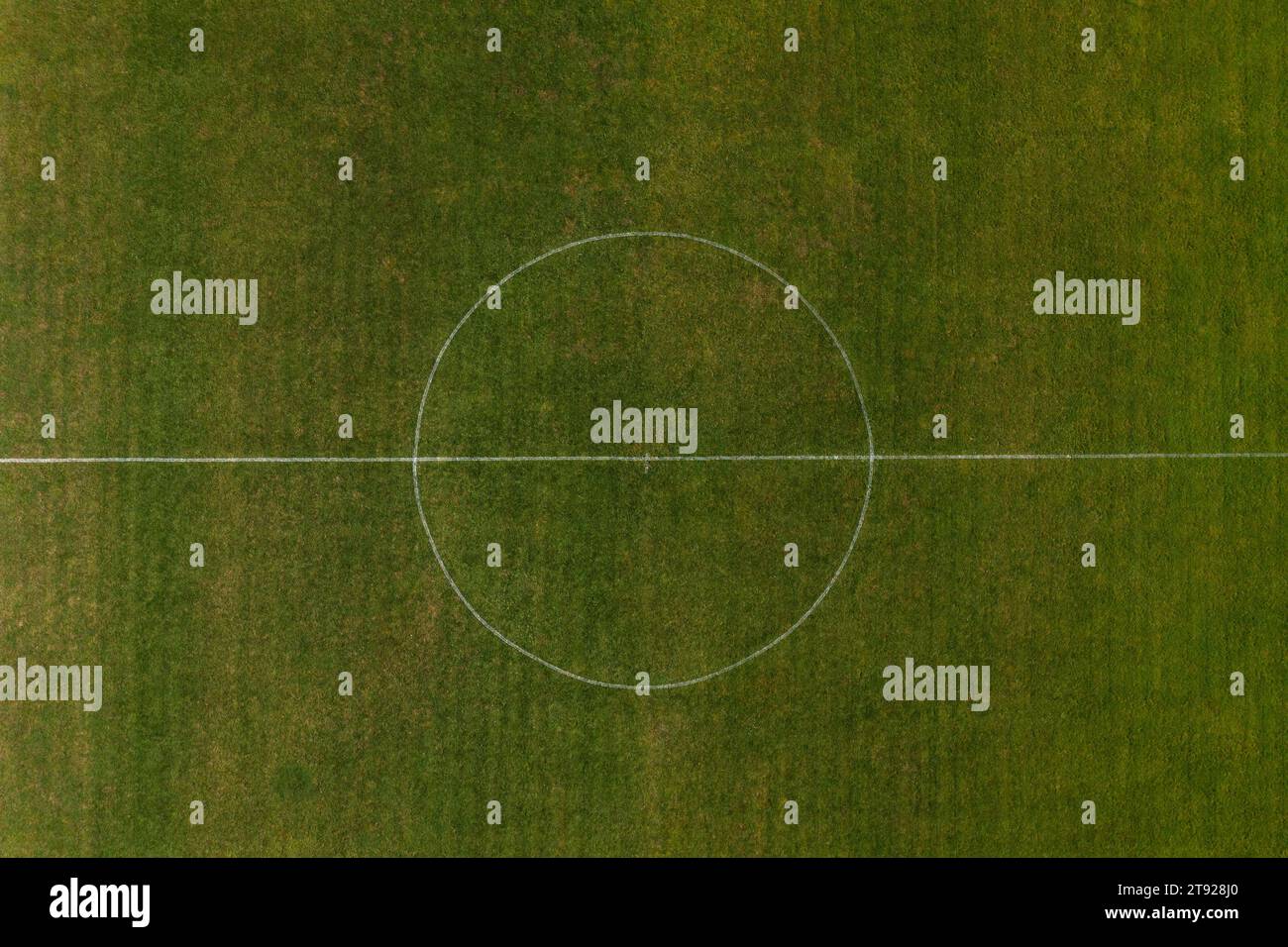 Drohnenansicht des Mittelkreises auf einem Fußballfeld, Tauplitz, Steiermark, Österreich Stockfoto