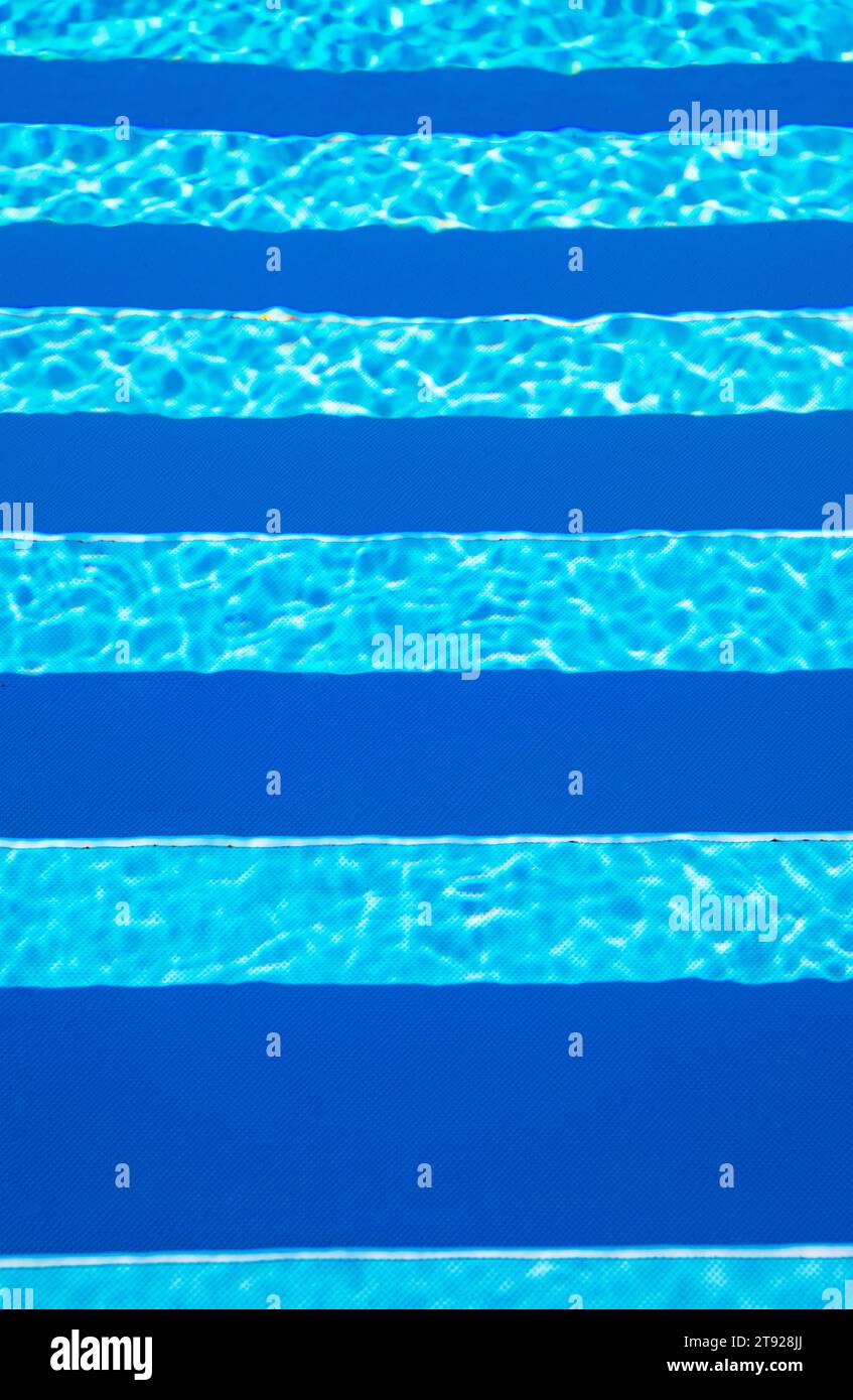 Wasseroberfläche mit Lichtreflexen und Pooltreppe in einem Schwimmbad, Österreich Stockfoto