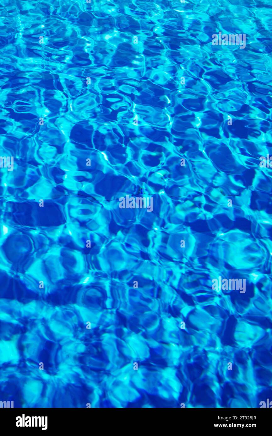 Wasseroberfläche mit Lichtreflexionen in einem Schwimmbad, Österreich Stockfoto