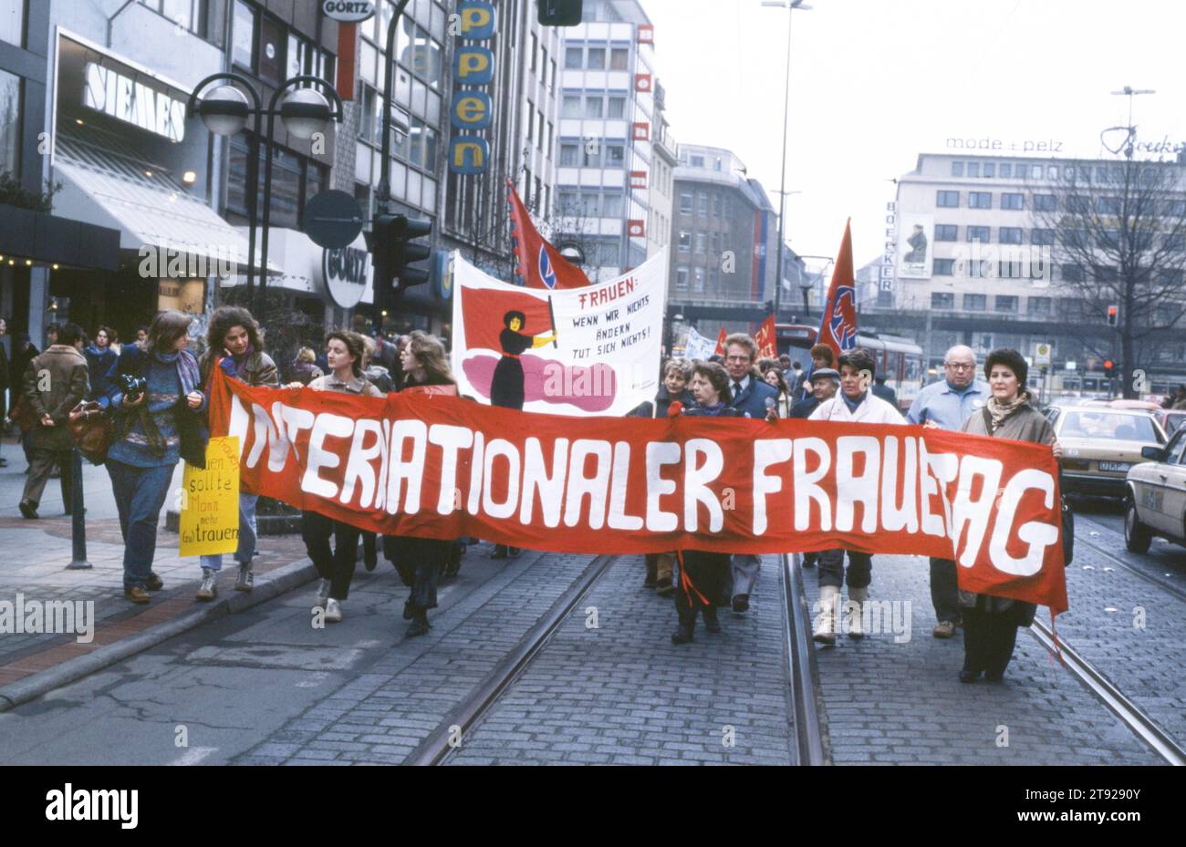 DEU, Deutschland: Die historischen Rutschen aus den 84-85 r Jahren Düsseldorf. Demonstration zum Internationalen Frauentag CA. 1984-5 Stockfoto