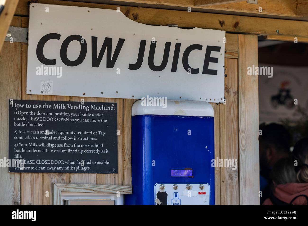 Milchautomat, Kuhsaft, Diddly Squat Farm Shop, bekannt aus Clarkson's Farm, Chipping Norton, England, Großbritannien Stockfoto
