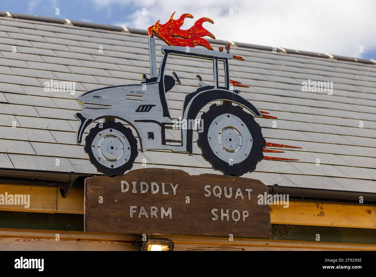 Diddly Squat Farm Shop, Board mit Traktor, Clarkson's Farm, Chipping, Norton, England, Großbritannien Stockfoto