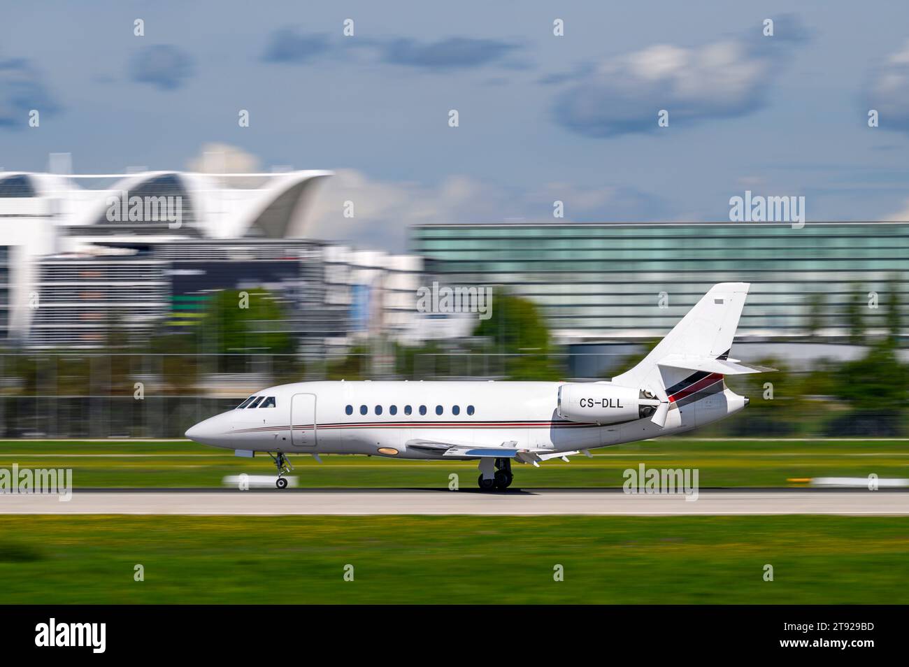 München, Deutschland - 2. September. 2023 : NETJETS Europe Dassault Falcon-2000EX mit der Flugzeugnummer CS-DLL bei der Landung auf der Südlande Stockfoto