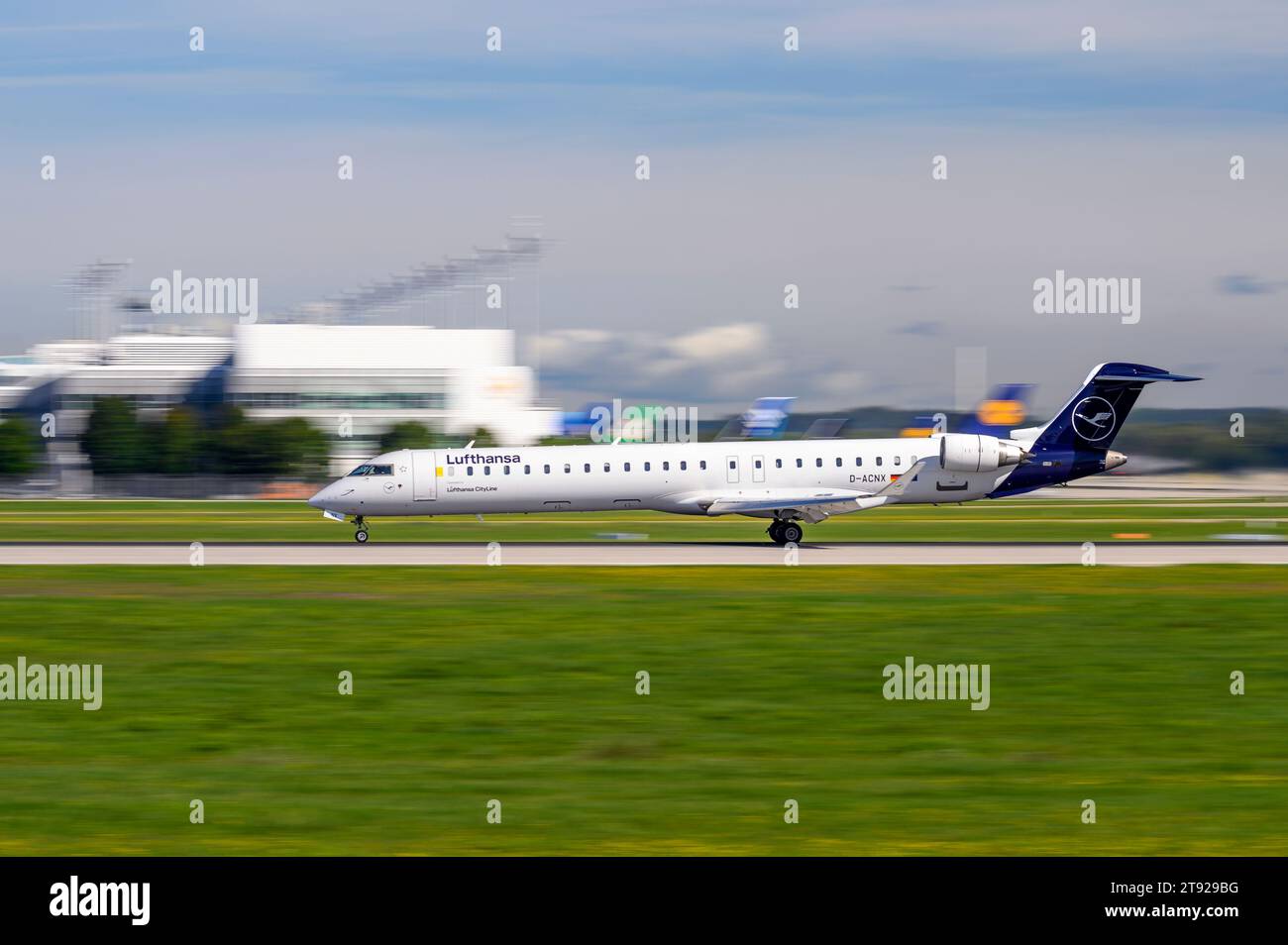 München, Deutschland - 2. September. 2023: Lufthansa CityLine Bombardier CRJ-900LR mit der Flugzeugnummer D-ACNX startet auf der südlichen Lanwa Stockfoto