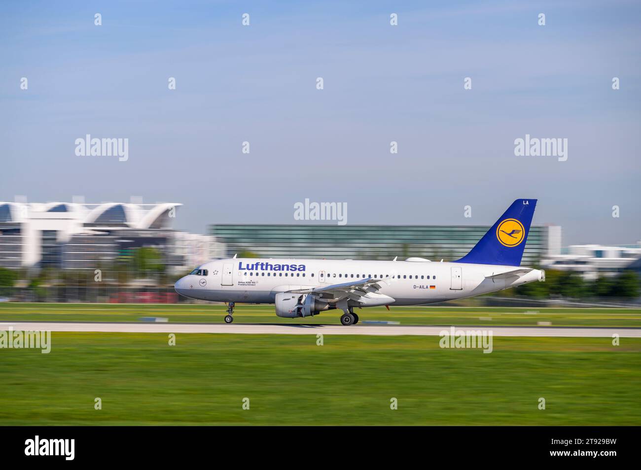 München, Deutschland - 2. September. 2023 : Lufthansa Airbus A319-114 mit der Flugzeugnummer D-AILA bei der Landung auf der Südbahn 26L der Th Stockfoto