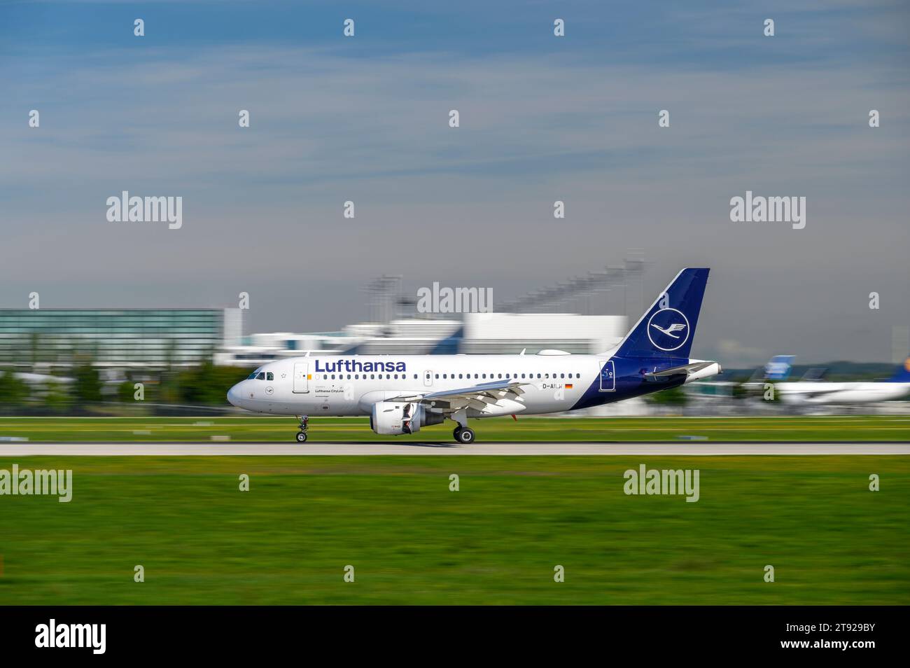 München, Deutschland - 2. September. 2023 : Lufthansa Airbus A319-114 mit der Flugzeugnummer D-AILW bei der Landung auf der Südbahn 26L der Th Stockfoto