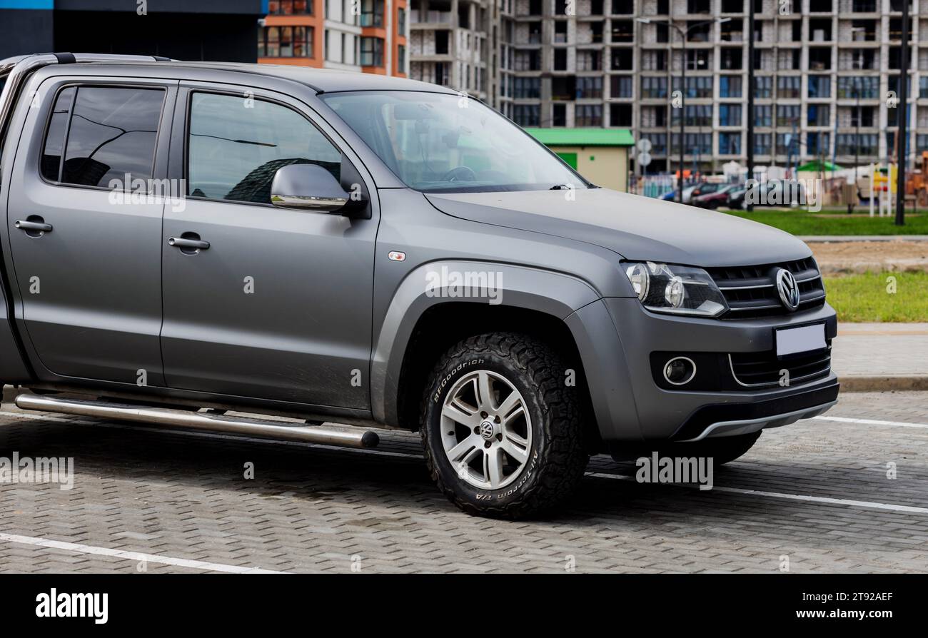 Minsk, Weißrussland, 22. November 2023 - der volkswagen Pickup wird auf der Straße vor dem Hintergrund eines Gebäudes geparkt Stockfoto