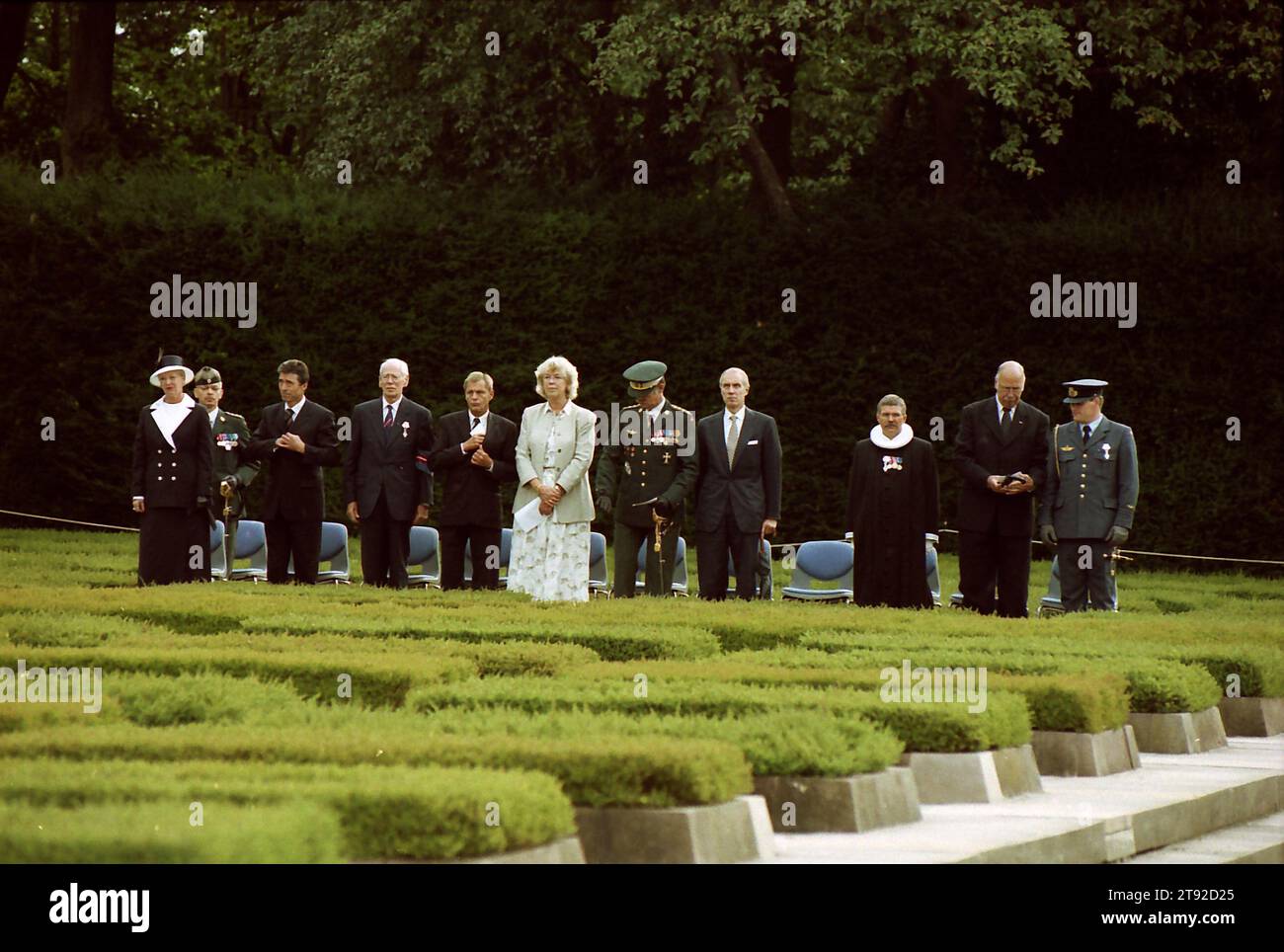 Kopenhagen, Dänemark /29 August 2003/.H.M.die dänische Königin Margrethe II. von Dänemark kompnay von dänischem Primeminister Andrs fogh Rasmussen legte Blumen auf dem Mindelund Friedhof des dänischen Widerstandes gegen Geermany Besetzung in der Welt 11 und 60 Jahre Cellebrate Jubiläum die lfe für Dänemark Widerstand gegen Geerman Okkuoationen Waffenruhe tood Platz in Mindelund Friedhof in Ryvang Hellerup Kopenhagen. (Photo.Francis Joseph Dean/Dean Pictures) Stockfoto