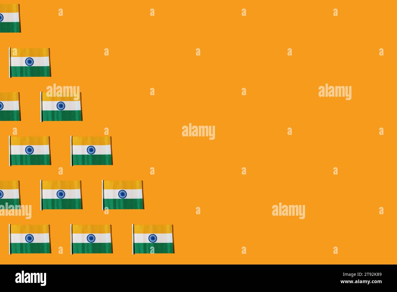 Muster der Flaggen der Republik Indien auf der linken Seite, auf orangem Hintergrund. Concept of Republic Day of India, 26. Januar, Unabhängigkeitstag, Aug Stockfoto