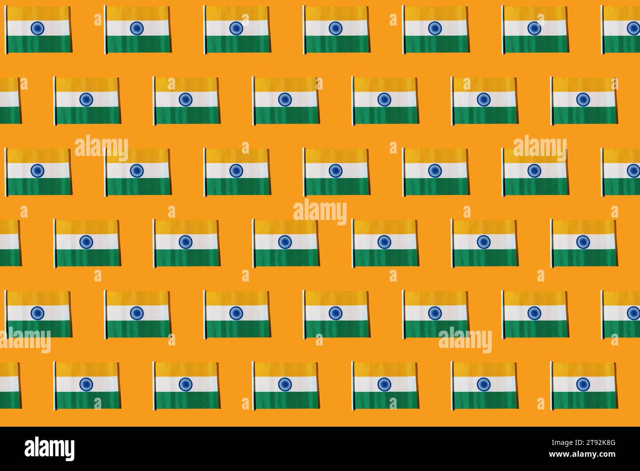Muster der Flaggen der Republik Indien auf orangefarbenem Hintergrund. Concept of Republic Day of India, 26. Januar, Unabhängigkeitstag, 15. August, Feier Stockfoto