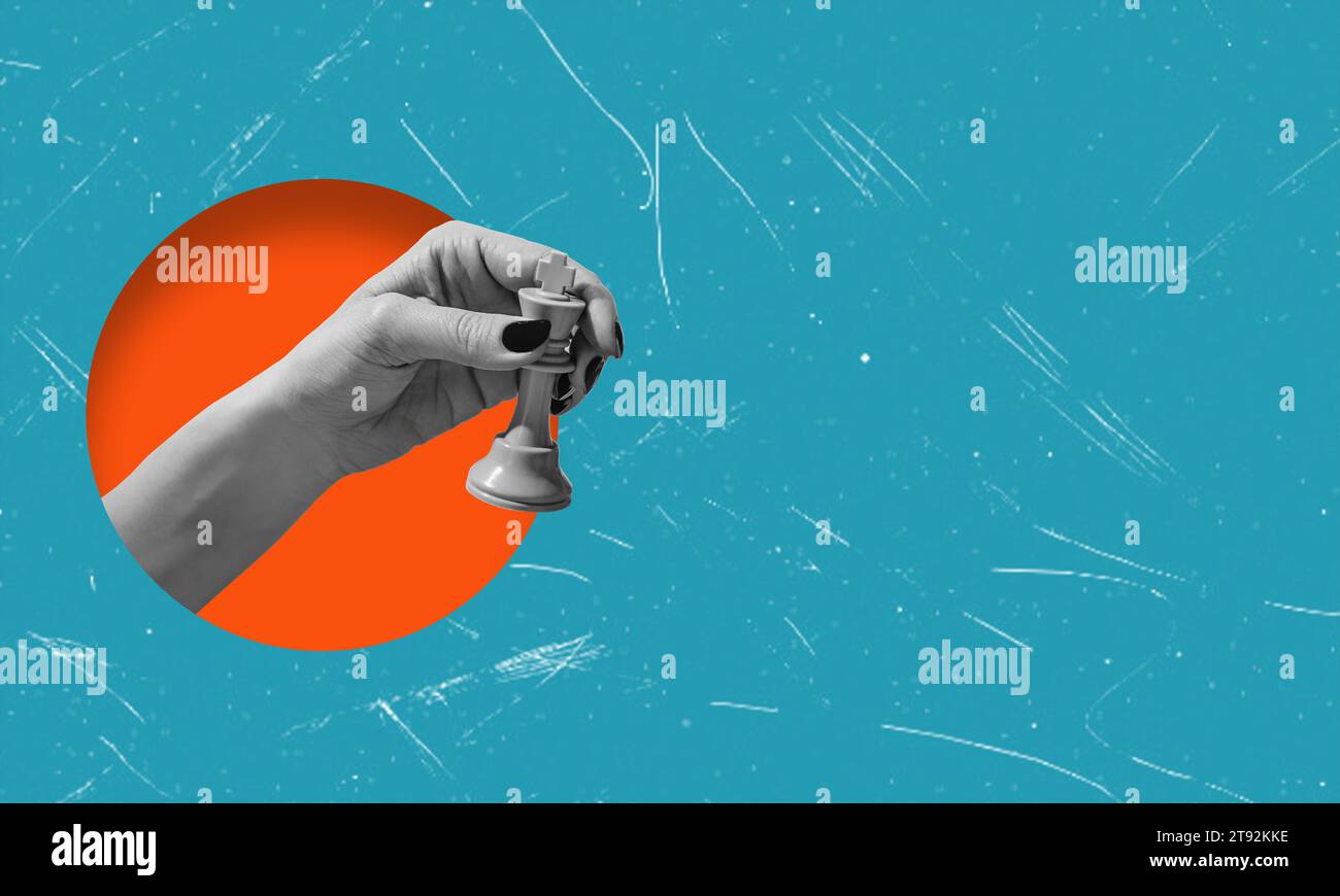 Kunstcollage, Hand mit Schachstück, König. Konzept des Schachspiels. Stockfoto