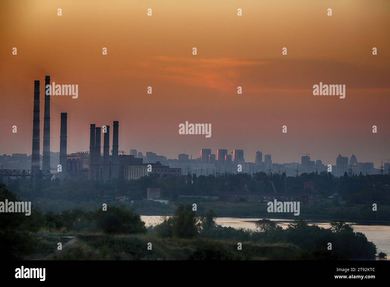 Horizon mit Stadtlinie und Powers Station bei Sonnenuntergang Stockfoto
