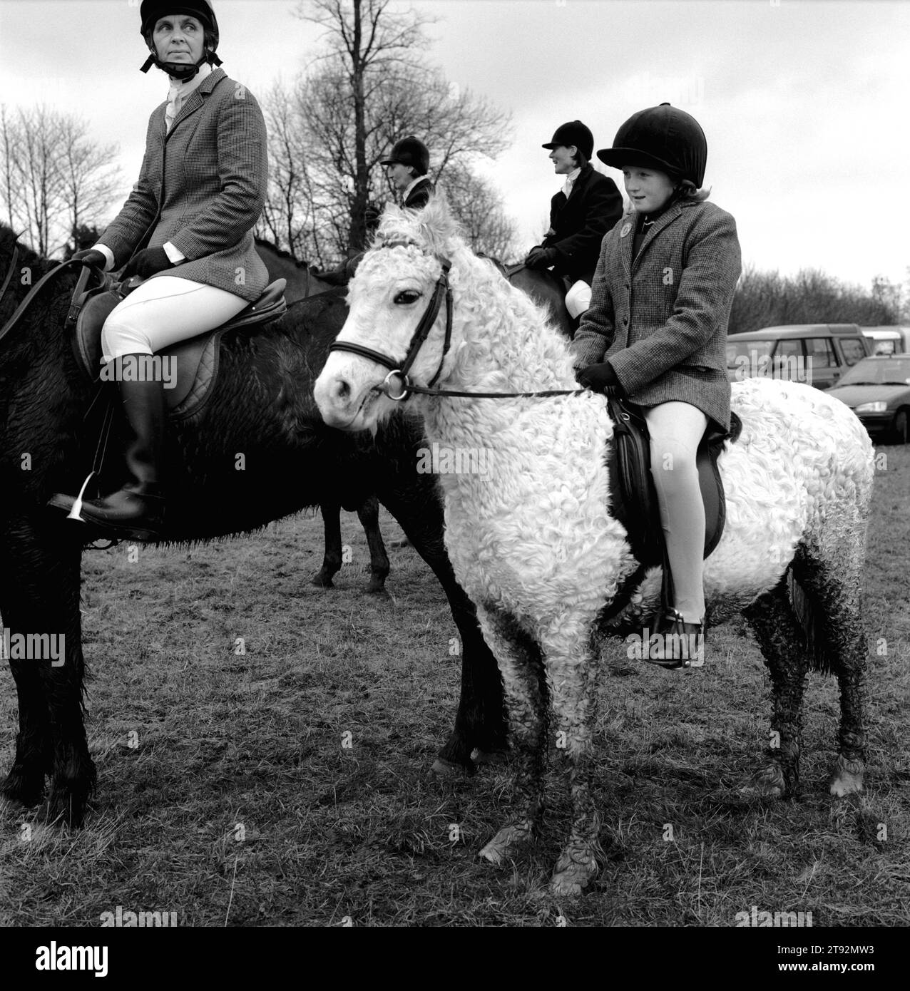 Ein junger Reiter auf einem ungewöhnlichen Pelzpferd. Es hat die Equine Cushings Krankheit. The Duke of Beaufort Hunt the Boxing Day Meet, Worcester Lodge, nahe Didmarton, Gloucestershire, England der 2002 2000er Jahre HOMER SYKES Stockfoto