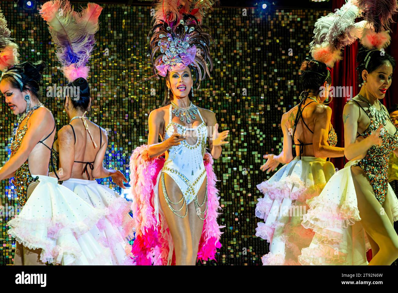 Tänzer tanzen in der Pariser Follies Thai Ladyboy Kabarettshow, Ko Samui, Thailand Stockfoto