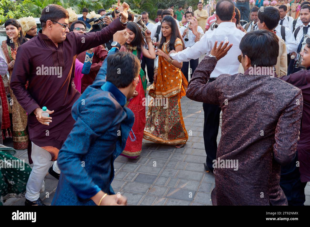 Eine Hochzeitsparty der gehobenen Klasse in Mumbai, Indien, taucht auf die Straße und bricht in spontanen Tanz ein Stockfoto