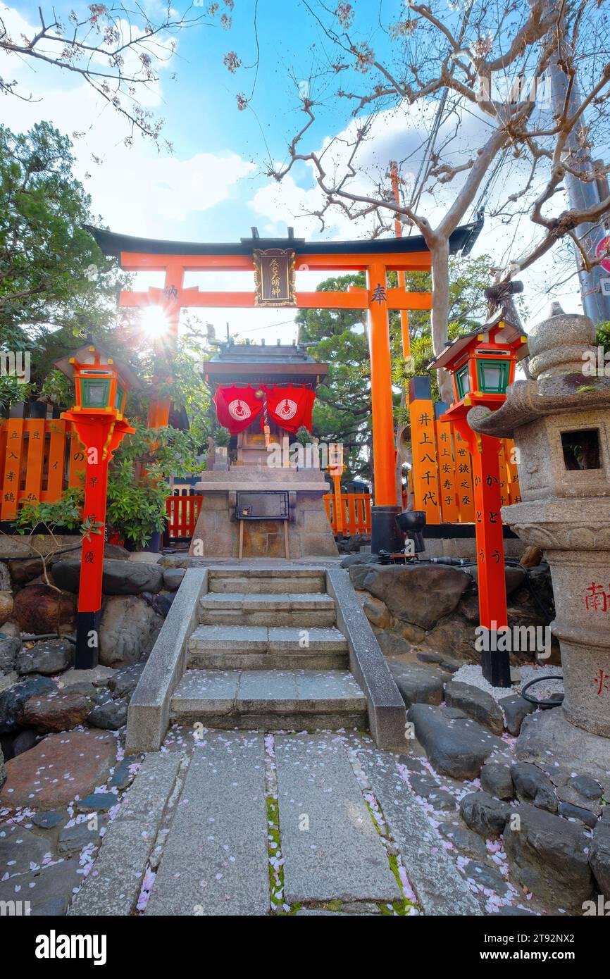 Kyoto, Japan - 2. April 2023: Tatsumi Daimyojin-Schrein in der Nähe der Tatsumu-Bashi-Brücke im Stadtteil Gion Stockfoto