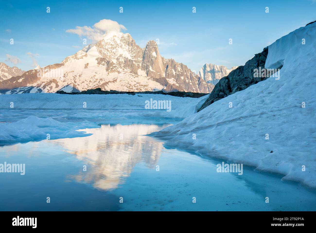 Blick auf den Mont Blanc (Monte Bianco) im Hintergrund, Chamonix Lage. Wunderschöne Outdoor-Szene in Lac Blanc, Naturschutzgebiet Vallon de Berard, Frankreich Stockfoto