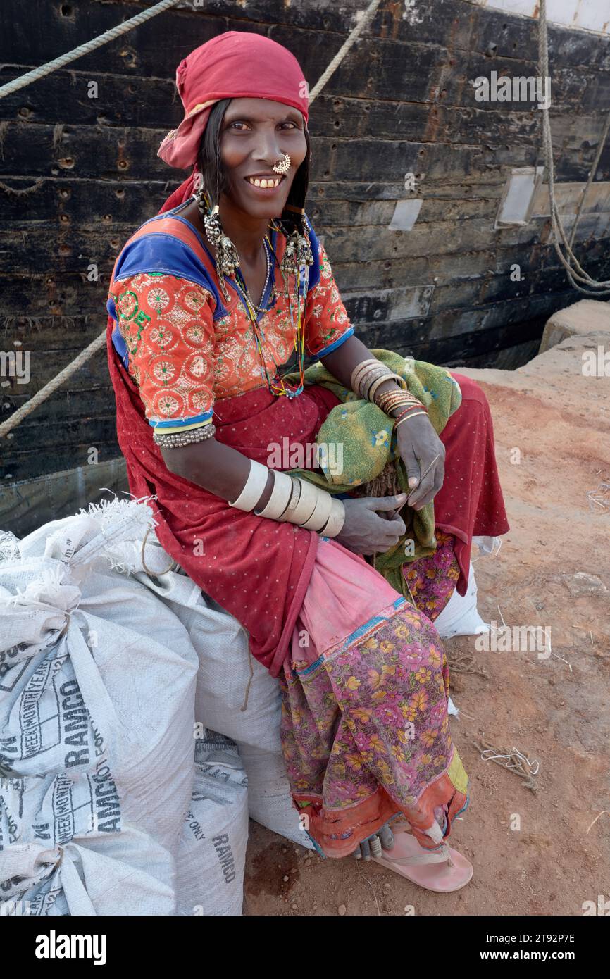 Eine bunt gekleidete Frau des nomadischen Lambari (Lambada)-Stammes, als als Zigeuner (Banjara) genannt; im Alten Hafen, Mangalore, Karnataka, Indien Stockfoto