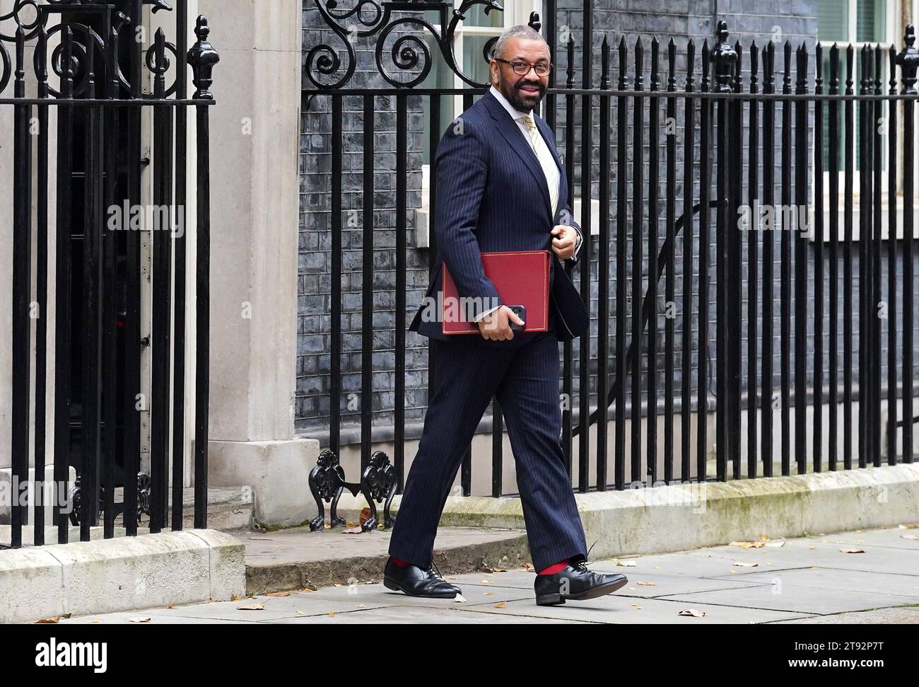 Innenminister James verlässt geschickt 10 Downing Street, London, nach einer Kabinettssitzung. Bilddatum: Mittwoch, 22. November 2023. Stockfoto