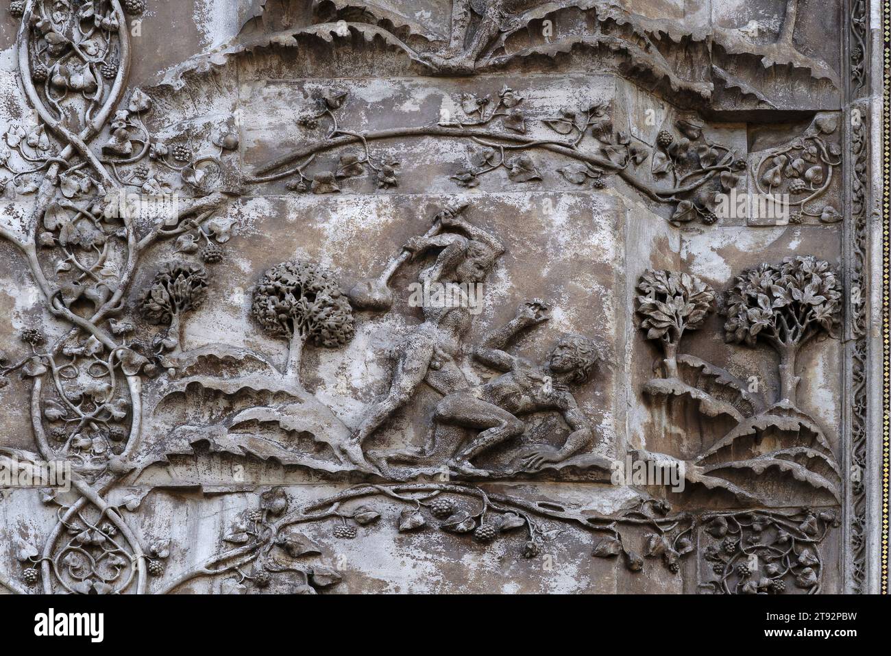 Cain tötet Abel. Marmorrelief an der Westfront der Kathedrale in Orvieto, Umbrien, Italien, Duomo di Santa Maria Assunta. Diese Skulptur wird Lorenzo Maitani (ca. 1275–1330) zugeschrieben, der die spätgotische Fassade der Kathedrale entwarf. Maitani soll als Bildhauer direkt auf zwei Tafeln eingegangen sein, die zwei der vier unteren Pilaster der Fassade bedecken: Eine Maitani-Platte zeigt Szenen aus der hebräischen Bibel/dem Alten Testament, einschließlich der Szene in diesem Bild. Stockfoto