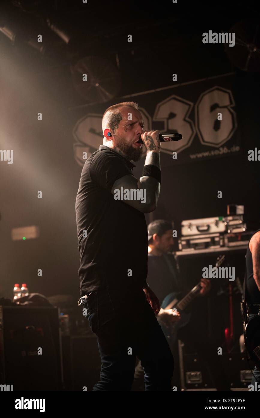 Die britische Band Booze and Glory trat live auf der SO36 in Berlin auf und spielte Co-Headliner mit den Rumjacks. Stockfoto