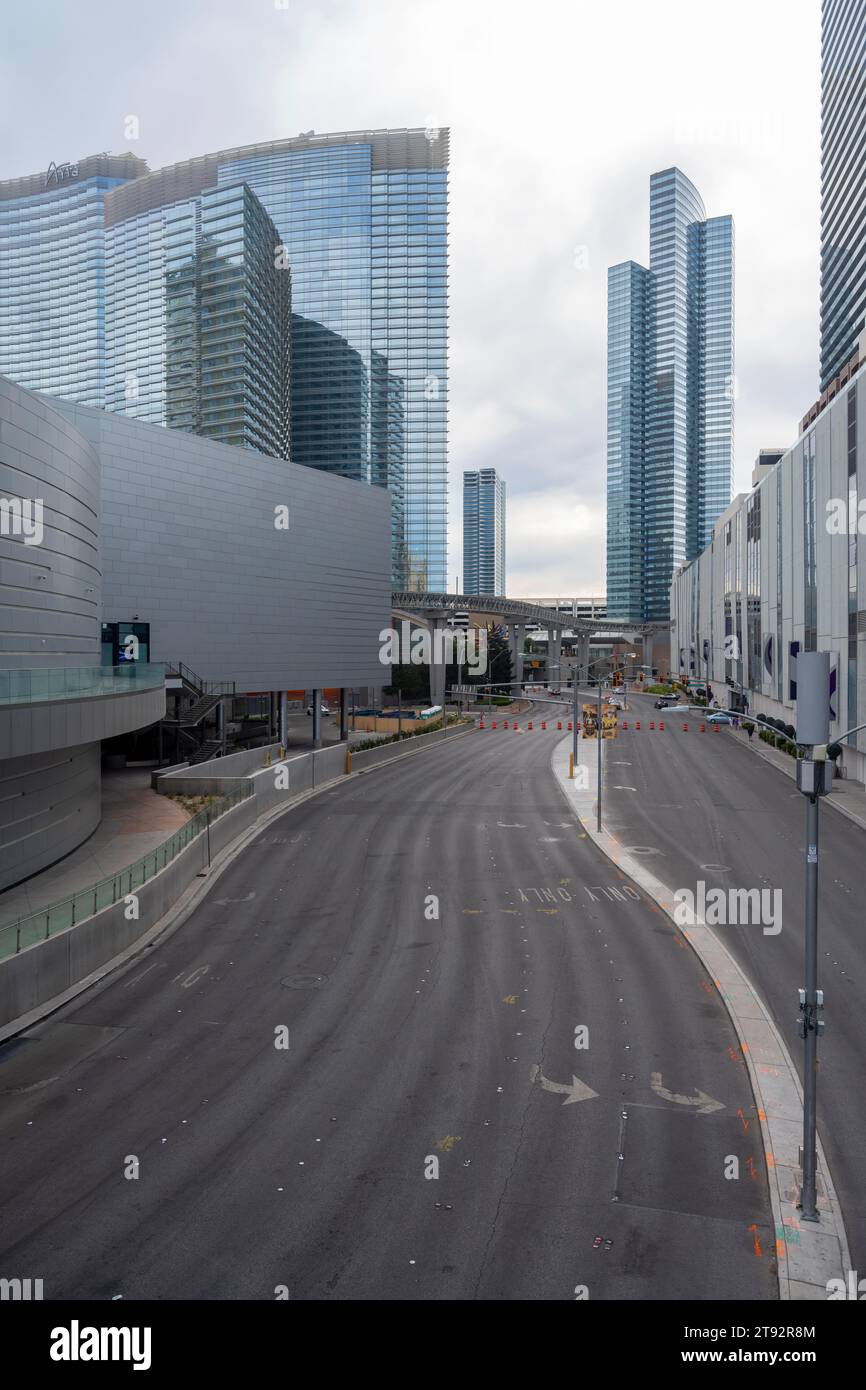 Las Vegas, Nevada - 17. Mai 2023: Stadtzentrum von Las Vegas und leerer Highway an einem bewölkten Tag Stockfoto