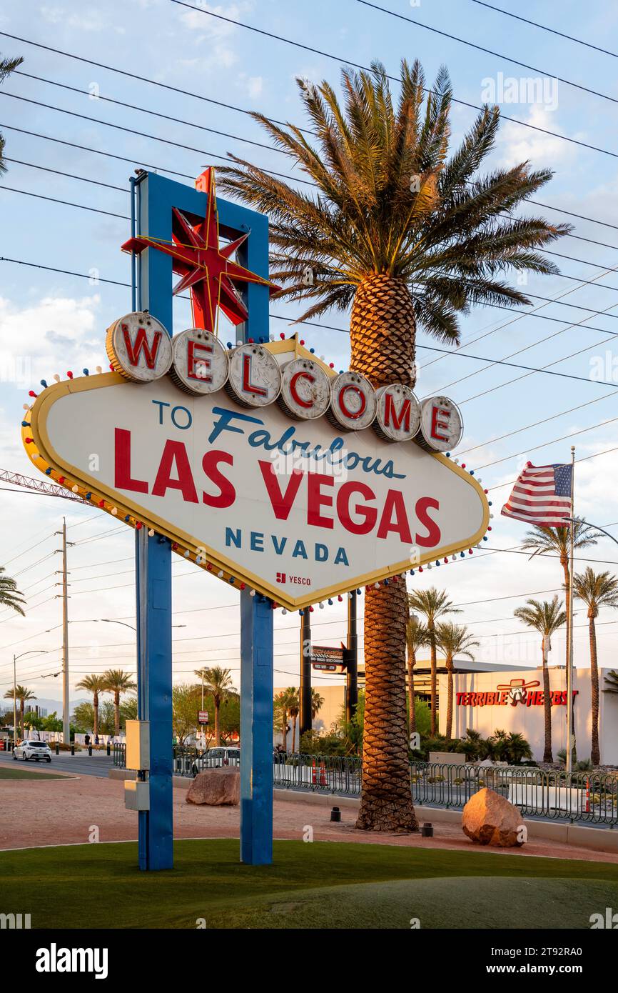 Las Vegas, Nevada - 17. Mai 2023: Schild „Welcome to Fabulous Las Vegas Nevada“ am Eingang von Las Vegas City bei Sonnenuntergang, Nevada Stockfoto