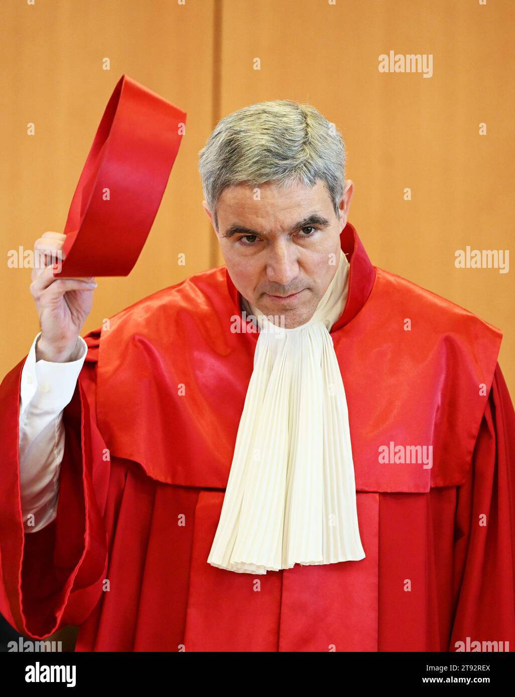 Karlsruhe, Deutschland. November 2023. Stephan Harbarth, Vorsitzender des Ersten Senats des Bundesverfassungsgerichts und Präsident des Gerichtshofs, gibt das Urteil zu den Berichtshinweisen für Legastheniker bekannt. Nach dem Urteil sind in der Regel Bemerkungen im Schulabschlusszeugnis über die Nichtbeurteilung einzelner Leistungen erforderlich. Quelle: Uli Deck/dpa/Alamy Live News Stockfoto