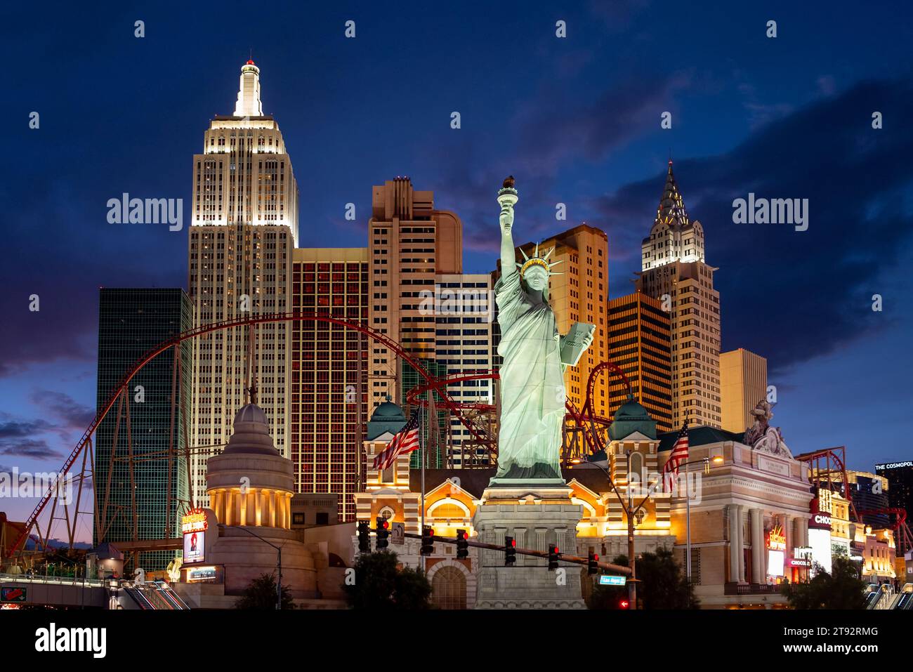 Las Vega, Nevada - 17. Mai 2023: New York-New York Hotel und Casino am Las Vegas Boulevard South (The Strip) bei Nacht Stockfoto